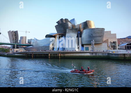 BILBAO, Spanien - August 2018 - Außenansicht des Guggenheim Museum Bilbao, eine moderne und zeitgenössische Kunst Museum, entworfen von dem berühmten Architekten Frank Geh Stockfoto