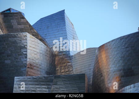BILBAO, Spanien - August 2018 - Außenansicht des Guggenheim Museum Bilbao, eine moderne und zeitgenössische Kunst Museum, entworfen von dem berühmten Architekten Frank Geh Stockfoto