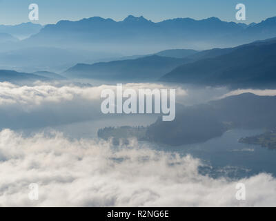 Panorama der wunderschönen niedrige Wolken über Seen mit blauen Berge im Hintergrund, Bäume im Vordergrund Stockfoto