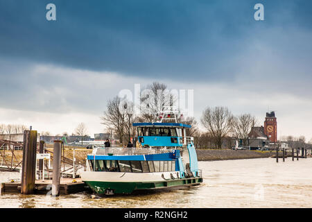 Fähre Navigieren auf der Elbe in einem kalten trüben Wintertag in Hamburg Stockfoto