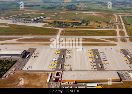 Luftaufnahme, Flughafen Leipzig, Fracht Flughafen Internationaler Flughafen, Sachsen, DHL, Cargo Aircraft, Spediteur, Night Flight, Luftaufnahme, Altscherbitzer Straße, Schkeuditz, Sachsen, Deutschland, Europa, Stockfoto