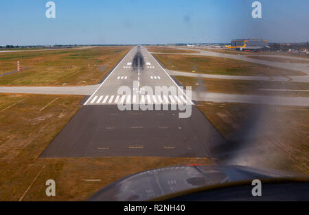 Luftaufnahme, Flughafen Leipzig, Fracht Flughafen Internationaler Flughafen, Sachsen, DHL, Cargo Aircraft, Spediteur, Night Flight, Luftaufnahme, Schkeuditz, Delitzsch, Deutschland, Europa, Stockfoto