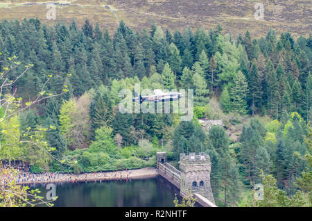 Avro Lancaster PA474 durchgeführt, ein Gedenk Dambusters Pass Derwent Valley hinunter und über den Damm, ebenso wie ihre Vorgänger hatte 1943 Stockfoto