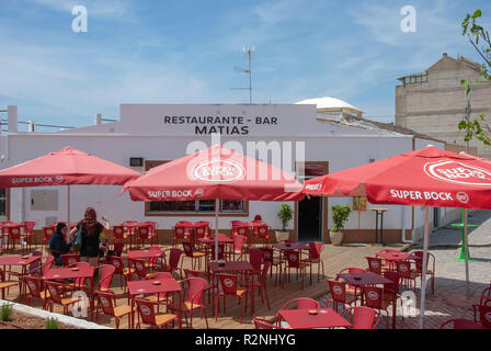 Alfresco sind Tische und Stühle Restaurante Bar Matias Tavira Portugal Außenansicht der traditionellen weiß gestrichenen portugiesischen Matias Bar Restaurant Stockfoto