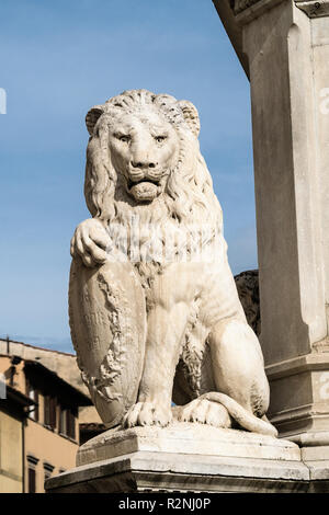 Florenz, der Piazza Santa Croce, Monumento a Dante Alighieri, Lion Statue Stockfoto