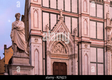 Florenz, Piazza und der Basilika von Santa Croce, Dante Denkmal Stockfoto