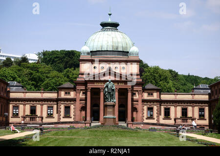 Kaiser-Wilhelm-Bad mit Imperial Monument, einem historischen Gebäude und Kuppelbau in der Kurpark in Bad Homburg, Stockfoto