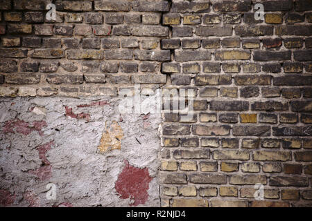 Rustikale Mauer in der Gefahr des Zusammenbruchs von gestaffelt und gebrochene Backsteine mit einem Knacken und Reparatur Punkte, Stockfoto