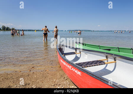 Kanus am Strand von Chiemsee, Übersee am Chiemsee, Chiemgau, Oberbayern, Bayern, Süddeutschland, Deutschland, Europa Stockfoto