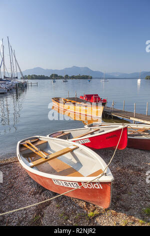 Blick von Gstadt am Chiemsee mit Fraueninsel und Chiemgauer Alpen, Chiemgau, Oberbayern, Bayern, Süddeutschland, Deutschland, Europa Stockfoto