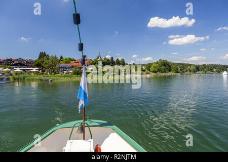 Blick von der Fähre auf der Fraueninsel auf Gstadt am Chiemsee, Chiemgau, Oberbayern, Bayern, Süddeutschland, Deutschland, Europa Stockfoto