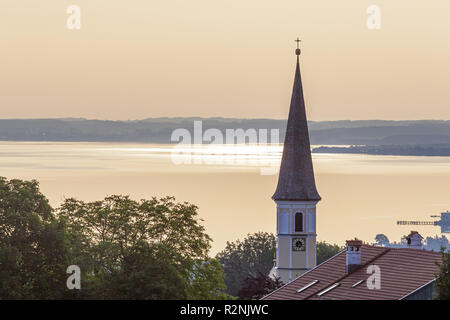 Blick auf den Chiemsee mit Kirche von Hittenkirchen, Chiemgau, Oberbayern, Bayern, Süddeutschland, Deutschland, Europa Stockfoto