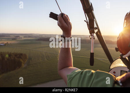 Pilotprojekt an Rundflug über den Chiemsee, Chiemgau, Oberbayern, Bayern, Süddeutschland, Deutschland, Europa Stockfoto