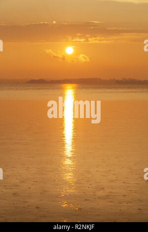 Sonnenuntergang am Chiemsee am Chiemsee, Chiemgau, Oberbayern, Bayern, Süddeutschland, Deutschland, Europa Stockfoto