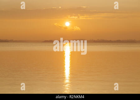 Sonnenuntergang am Chiemsee am Chiemsee, Chiemgau, Oberbayern, Bayern, Süddeutschland, Deutschland, Europa Stockfoto