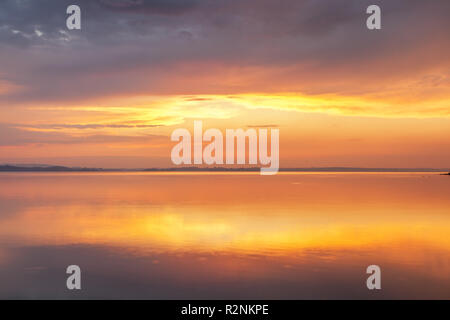 Sonnenuntergang am Chiemsee am Chiemsee, Chiemgau, Oberbayern, Bayern, Süddeutschland, Deutschland, Europa Stockfoto