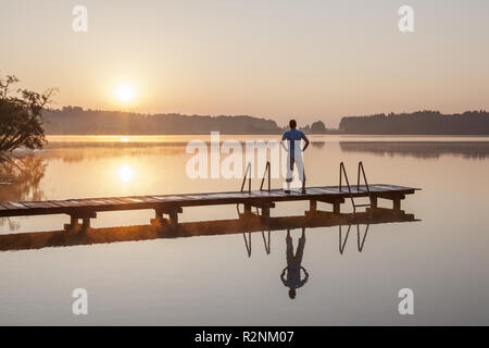 Sonnenaufgang am Pelhamer See im Eggstätter-Hemhofer Seenplatte, Eggstätt im Chiemgau, Oberbayern, Bayern, Süddeutschland, Deutschland, Europa Stockfoto