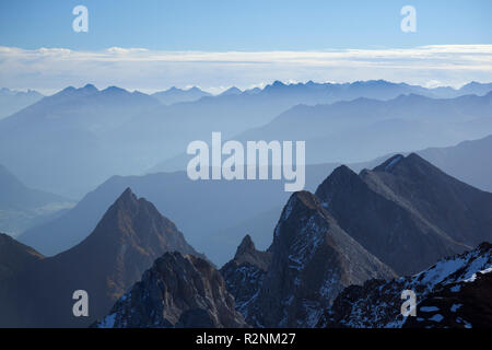 Blick von der Dawinkopf Richtung Osten auf die Stubaier Alpen, Lechtaler Alpen, Tirol, Österreich. Stockfoto