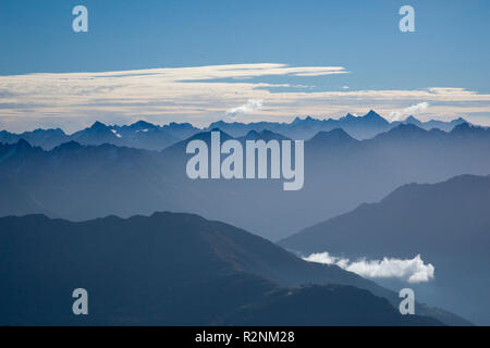 Blick von der Dawinkopf Richtung Osten auf die Stubaier Alpen, Lechtaler Alpen, Tirol, Österreich. Stockfoto