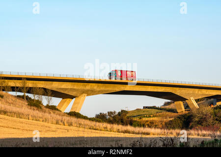 Pollock transport Lkw am Fluss Tyne konkrete Überführung Brücke von Balfour Beatty Tiefbau auf A1 Dual Carriageway, East Lothian, Schottland, Großbritannien Stockfoto