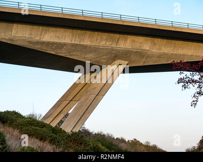 Fluss Tyne konkrete Überführung Brücke von Balfour Beatty Tiefbau auf einem 1 zweispurige Straße von unten, East Lothian, Schottland, Großbritannien Stockfoto