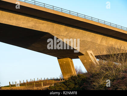 Fluss Tyne konkrete Überführung Brücke von Balfour Beatty Tiefbau auf einem 1 zweispurige Straße von unten, East Lothian, Schottland, Großbritannien Stockfoto