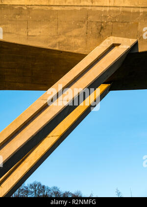 Fluss Tyne konkrete Überführung Brücke von Balfour Beatty Tiefbau auf einem 1 zweispurige Straße von unten, East Lothian, Schottland, Großbritannien Stockfoto