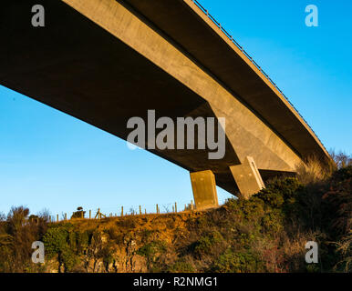 Fluss Tyne konkrete Überführung Brücke von Balfour Beatty Tiefbau auf einem 1 zweispurige Straße von unten, East Lothian, Schottland, Großbritannien Stockfoto