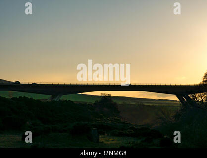 Auto fahren auf einer 1 Fluss Tyne konkrete Überführung Brücke Silhouette von Balfour Beatty Tiefbau, East Lothian, Schottland, Großbritannien Stockfoto