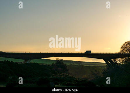 Van fahren auf einer 1 Fluss Tyne konkrete Überführung Brücke Silhouette von Balfour Beatty Tiefbau, East Lothian, Schottland, Großbritannien Stockfoto