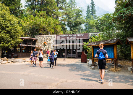 Juli 17, 2018 Yosemite Valley/CA/USA - Außenansicht des Yosemite Visitor Center und Theater Stockfoto