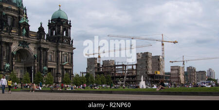 Berliner Dom im Vergleich zum Palast der Republik. Stockfoto