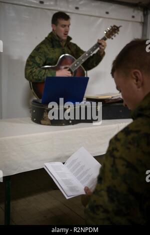 Us Navy Lieutenant Nathanael Gentilhomme, Links, der Kaplan der Bekämpfung der Logistik Bataillon 2 (CLB2) führt, Marinesoldaten und Matrosen mit Clb2 und 2nd Marine Division in Hymnen in Voll, Norwegen, Okt. 28, 2018. Die religiöse Ministerien team Angeboten evangelische und katholische Dienstleistungen, Marines mit Bibelarbeiten und Angeboten wöchentliche Freizeit Sitzungen während der Übung Trident Zeitpunkt 18. Die Übung verbessert die USA und die NATO-Verbündeten und Fähigkeiten der Partner zur Zusammenarbeit militärische Operationen unter schwierigen Bedingungen durchzuführen. Stockfoto