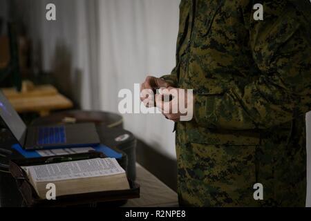 Us Navy Lieutenant Nathanael Gentilhomme, der Kaplan der Bekämpfung der Logistik Bataillon 2 (CLB2) führt, Marinesoldaten und Matrosen mit Clb2 und 2nd Marine Division in Gemeinschaft in Voll, Norwegen, Okt. 28, 2018. Die religiöse Ministerien team Angeboten evangelische und katholische Dienstleistungen, Marines mit Bibelarbeiten und Angeboten wöchentliche Freizeit Sitzungen während der Übung Trident Zeitpunkt 18. Die Übung verbessert die USA und die NATO-Verbündeten und Fähigkeiten der Partner zur Zusammenarbeit militärische Operationen unter schwierigen Bedingungen durchzuführen. Stockfoto