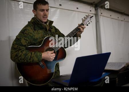 Us Navy Lieutenant Nathanael Gentilhomme, der Kaplan der Bekämpfung der Logistik Bataillon 2 (CLB2) führt, Marinesoldaten und Matrosen mit Clb2 und 2nd Marine Division in Hymnen in Voll, Norwegen, Okt. 28, 2018. Die religiöse Ministerien team Angeboten evangelische und katholische Dienstleistungen, Marines mit Bibelarbeiten und Angeboten wöchentliche Freizeit Sitzungen während der Übung Trident Zeitpunkt 18. Die Übung verbessert die USA und die NATO-Verbündeten und Fähigkeiten der Partner zur Zusammenarbeit militärische Operationen unter schwierigen Bedingungen durchzuführen. Stockfoto