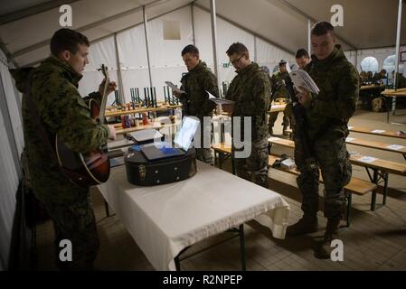 Us Navy Lieutenant Nathanael Gentilhomme, Links, der Kaplan der Bekämpfung der Logistik Bataillon 2 (CLB2) führt, Marinesoldaten und Matrosen mit Clb2 und 2nd Marine Division in Hymnen in Voll, Norwegen, Okt. 28, 2018. Die religiöse Ministerien team Angeboten evangelische und katholische Dienstleistungen, Marines mit Bibelarbeiten und Angeboten wöchentliche Freizeit Sitzungen während der Übung Trident Zeitpunkt 18. Die Übung verbessert die USA und die NATO-Verbündeten und Fähigkeiten der Partner zur Zusammenarbeit militärische Operationen unter schwierigen Bedingungen durchzuführen. Stockfoto