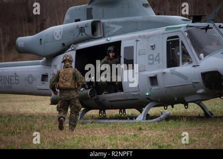 Us-Marines mit Marine Light Attack Helicopter Squadron (HMLA) 269, Marine Flugzeuge Gruppe 29, 2. Marine Flugzeugflügel, laden Ein UH-1Y Venom Hubschrauber in Voll, Norwegen, Okt. 31, 2018. Die Marines Generalmajor David J. Furness, der kommandierende General des 2nd Marine Division, während einer Luftbildaufnahmen der Panzeraufklärungstruppe während der Übung Trident Zeitpunkt 18 begleitet. Die Übung verbessert die USA und die NATO-Verbündeten und Fähigkeiten der Partner zur Zusammenarbeit militärische Operationen unter schwierigen Bedingungen durchzuführen. Stockfoto