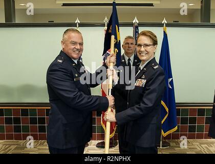 Us Air Force Colonel Robert Parker, der Kommandant der 186th Air Operations, übergibt die Guidon eine Änderung der Befehl Zeremonie zu oberst Lauralee Barnes in Schlüsselfeld Air National Guard Base, Meridian, Mississippi, November 3, 2018. Barnes das Kommando des Air Combat Operations Squadron. Stockfoto