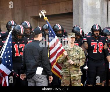 Sgt. Benjamin Lenkstange posiert für ein Foto an der Ohio State Football Spiel, am 3. November 2018 in Columbus, Ohio. Deichsel war bei diesem Spiel, das zu ehren militärische Männer und Frauen für Veteranen Tag gewidmet war ausgezeichnet. Stockfoto