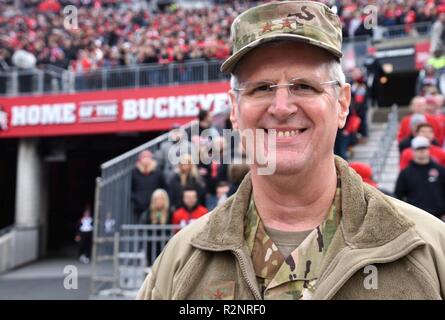 Ohio National Guard Generalmajor Mark E. Bartman posiert für ein Foto auf dem Feld an der Ohio State Football Spiel, am 3. November 2018 in Columbus, Ohio. Dieses Spiel wurde zu Ehren militärische Männer und Frauen für Veteranen Tag gewidmet. Stockfoto