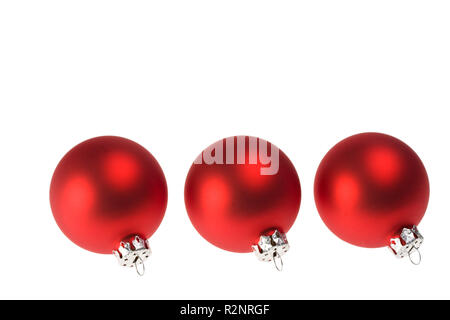 Drei rote Christbaum Kugeln isoliert Stockfoto