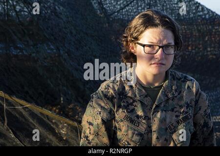 Lance Cpl. Annie Bowes, ein 19-Jahre alter Motor Transport Operator mit der Bekämpfung der Logistik Bataillon 31 bereit, während der US-Verteidigung Unterstützung der zivilen Behörden Hilfsmaßnahmen auf Tinian, Commonwealth der Nördlichen Marianen, Nov. 5, 2018 zu liefern. Bowes ist ein Eingeborener von Chicago. Unternehmen, staatliche Gebäude, Häuser und Schulen wurden stark von Super Typhoon Yutu, die einen direkten Treffer mit verheerenden Auswirkungen auf Tinian Okt. 25 Wie der Zweitstärksten Sturm zu je US-Boden Hit gemacht beschädigt. Marines mit dem 31 Marine Expeditionary Unit und CLB-31 auf Tinian Okt. 2 angekommen Stockfoto