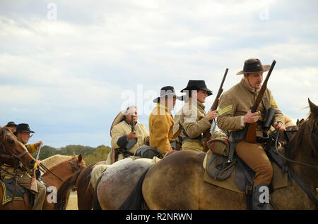 Verbündete Soldaten auf dem Pferd in ein Schlachtfeld Szene; Amerikanische Bürgerkrieg Reenactment; Liendo Plantation, Texas, USA. Stockfoto