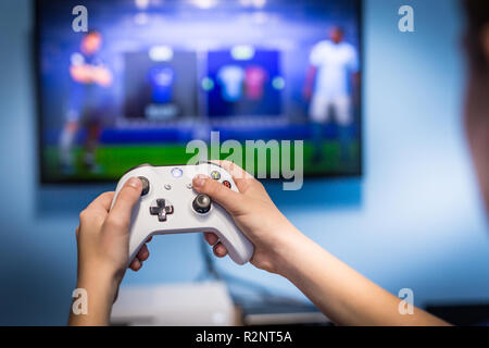 Debrecen, Ungarn, 19. November 2017 Blick von oben auf xbox eins Gamepad, Spielkonsole, Kind in den Händen halten Stockfoto