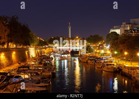 PARIS, Frankreich, 12. Oktober, 2018: Blick von der Bassin de l'Arsenal zum Place de la Bastille in der Nacht. Stockfoto