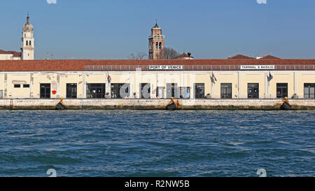 Venedig, Italien - Dezember 19, 2012: Dock und Port Gebäude Klemme S Basilio in Venedig, Italien. Stockfoto