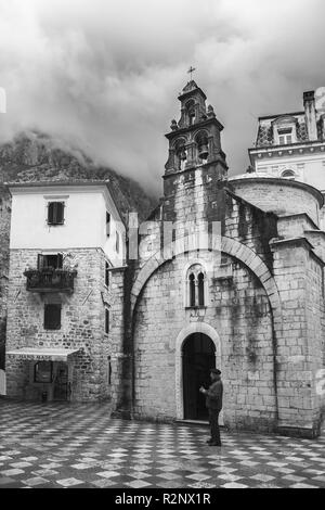 St. Luke's Kirche (Crkva Sv Lukas) in der gleichnamigen Platz (Trg Sv Lukas) an einem regnerischen Nachmittag: Kotor, Montenegro. Schwarz und Weiss Stockfoto