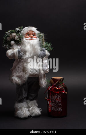 In der Nähe von Santa Claus Spielzeug mit einem motivierenden Jar für Weihnachten Urlaub. Glaube an die Magie von Dezember jolly Saison Stockfoto