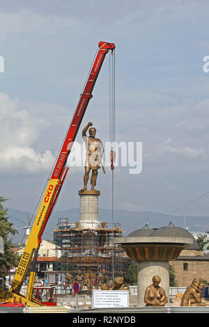 SKOPJE, MAZEDONIEN - 17. SEPTEMBER: die Errichtung von Philip II Monument in Skopje am 17. SEPTEMBER 2012. Philip II Macedon Skulptur Baustelle mit Cran Stockfoto