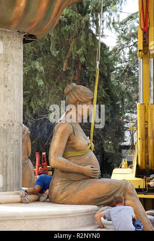 SKOPJE, MAZEDONIEN - 17. SEPTEMBER: Brunnen der Mütter von Mazedonien in Skopje am 17. SEPTEMBER 2012. Bronzestatue von Schwangeren während Constru Stockfoto